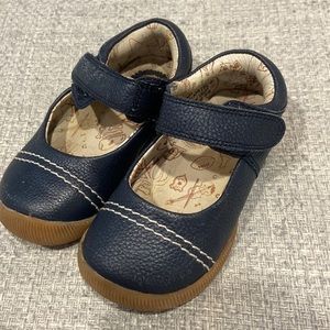 Livie & Luca toddler leather Mary Janes navy blue w/stitch detail sz 6